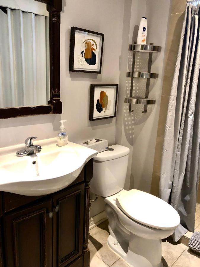 تورونتو Cozy & Convenient 2-Bedroom Apartment With Private Entrance المظهر الخارجي الصورة